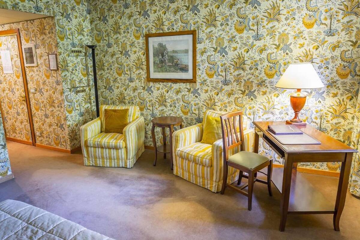 superior double room | living area | flat-screen tv