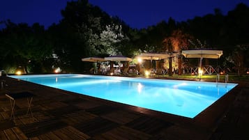 Una piscina al aire libre de temporada