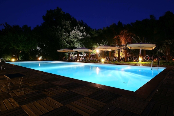 Una piscina al aire libre de temporada