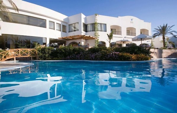 2 outdoor pools