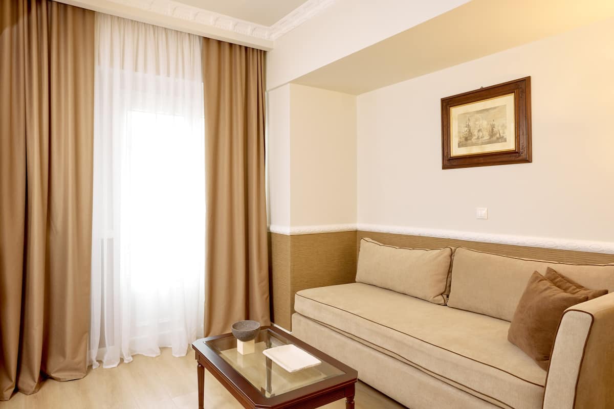 Classic Family Suite | บริเวณนั่งเล่น | ทีวีจอแบน 43 นิ้ว พร้อมช่องดาวเทียม, ทีวี