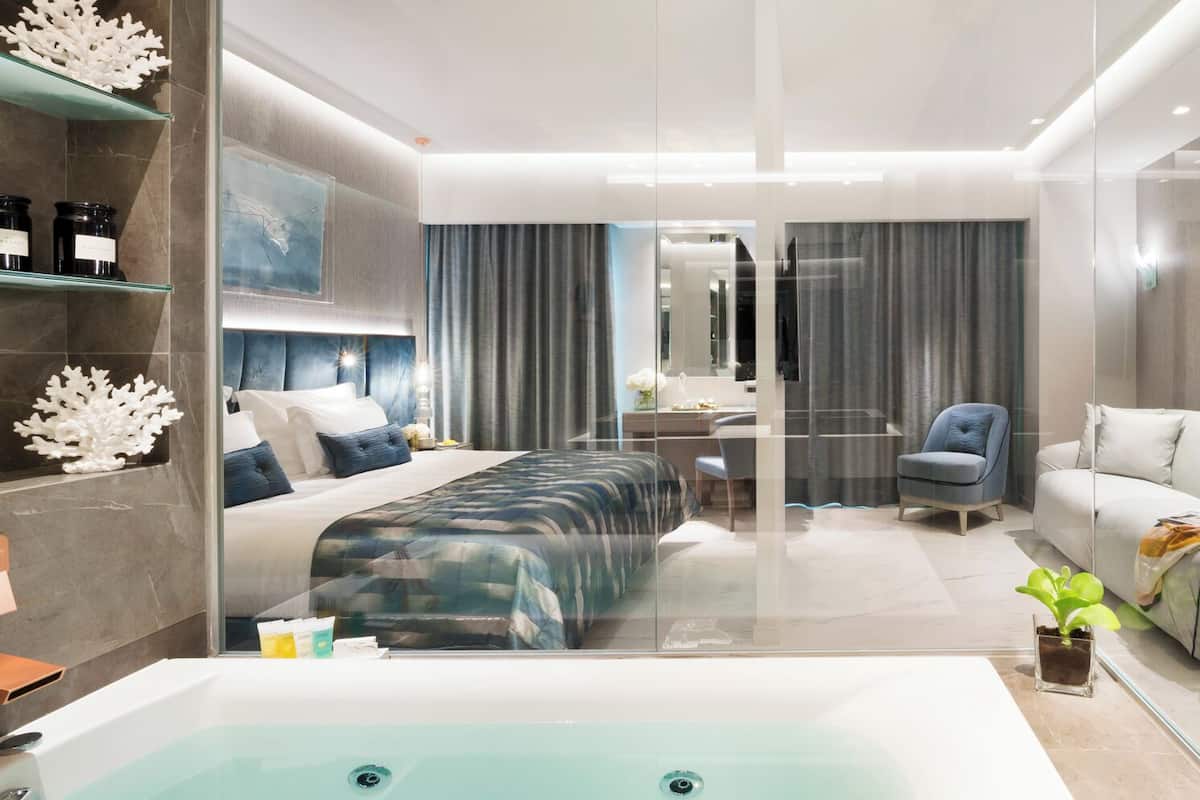 Deluxe Junior Suite | 1 ห้องนอน, ตู้นิรภัยในห้องพัก, โต๊ะทำงาน, พื้นที่ทำงานแบบใช้แล็ปท็อป