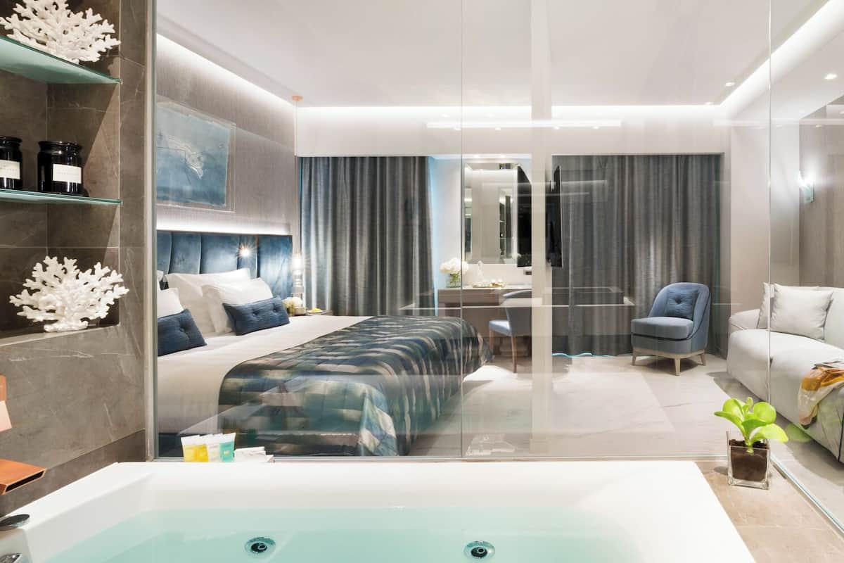 deluxe junior suite | 1 bedroom, in-room safe, desk, laptop workspace