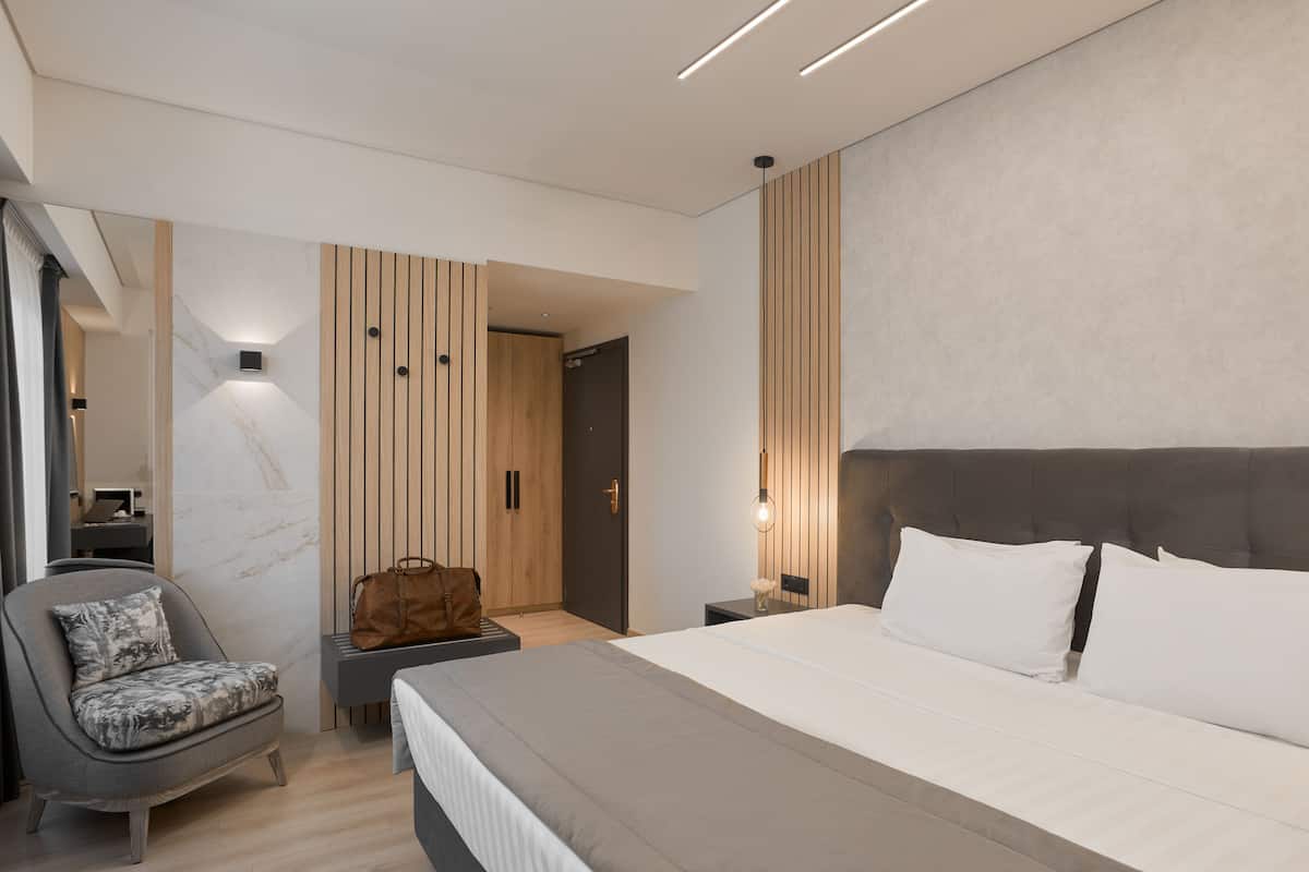 1 habitación, caja de seguridad en la habitación y escritorio