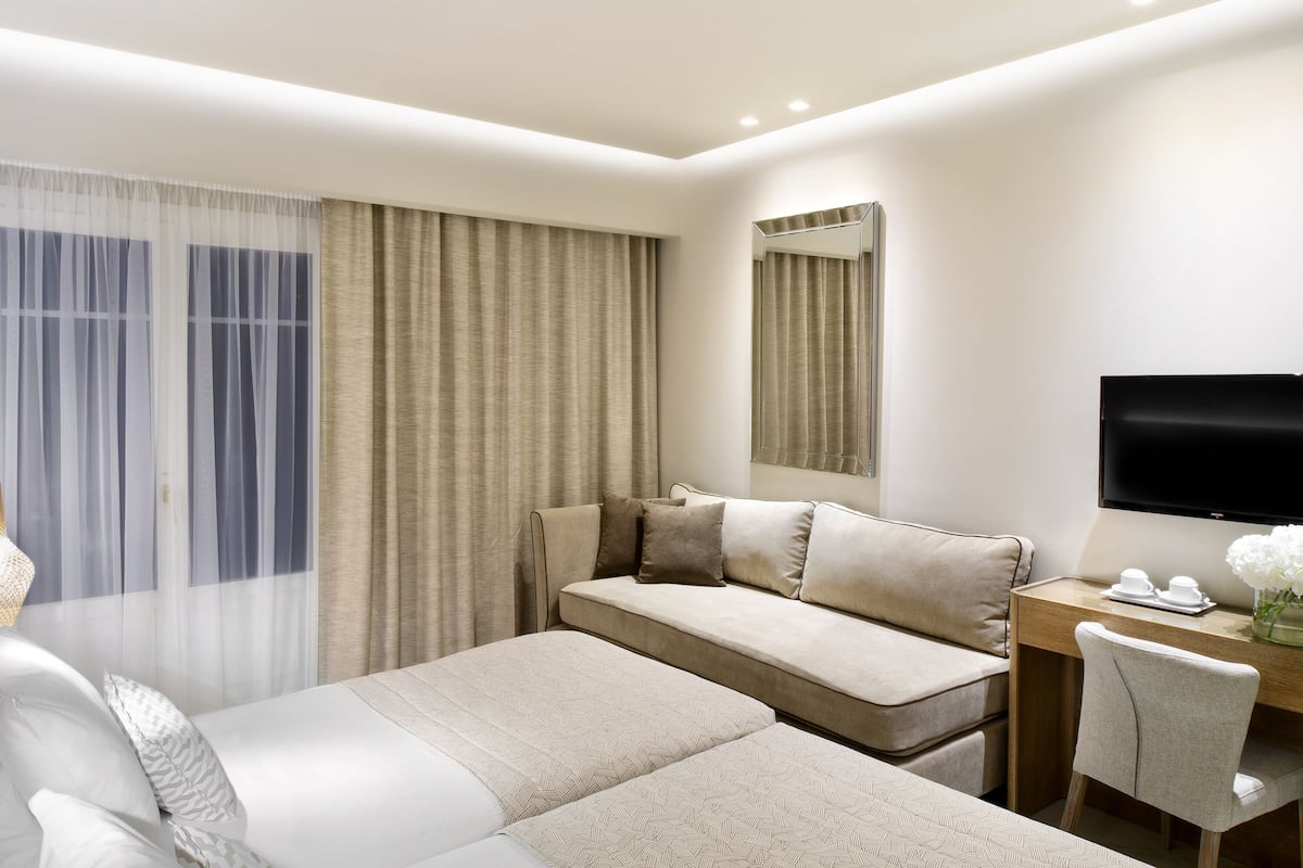1 habitación, caja de seguridad en la habitación y escritorio