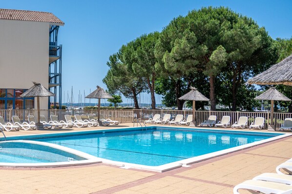 Una piscina al aire libre