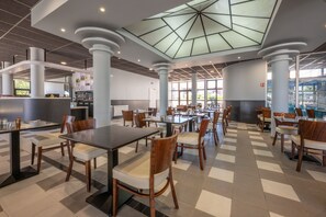 Breakfast, lunch and dinner served - Odalys Residence du port (Hourtin)