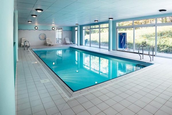 Piscine couverte, accès possible de 09 h 00 à 20 h 00, chaises longues