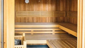 A sauna with wooden benches and a tiled floor. - Residence le Royal Golf & Horse (Mooslargue)