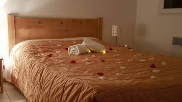 BĂŒgeleisen/BĂŒgelbrett, BettwĂ€sche, Rollstuhlgeeignet