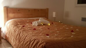 Tabla de planchar con plancha y ropa de cama 