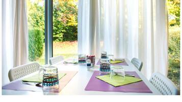 Een strijkplank/strijkijzer, beddengoed, rolstoeltoegankelijk