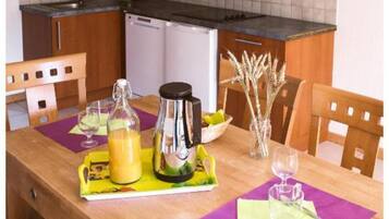 Geladeira, micro-ondas, cooktop, talheres/pratos/utensílios de cozinha