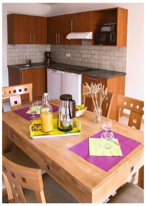 Fridge, microwave, stovetop, cookware/dishes/utensils - Residence le Royal Golf & Horse (Mooslargue)