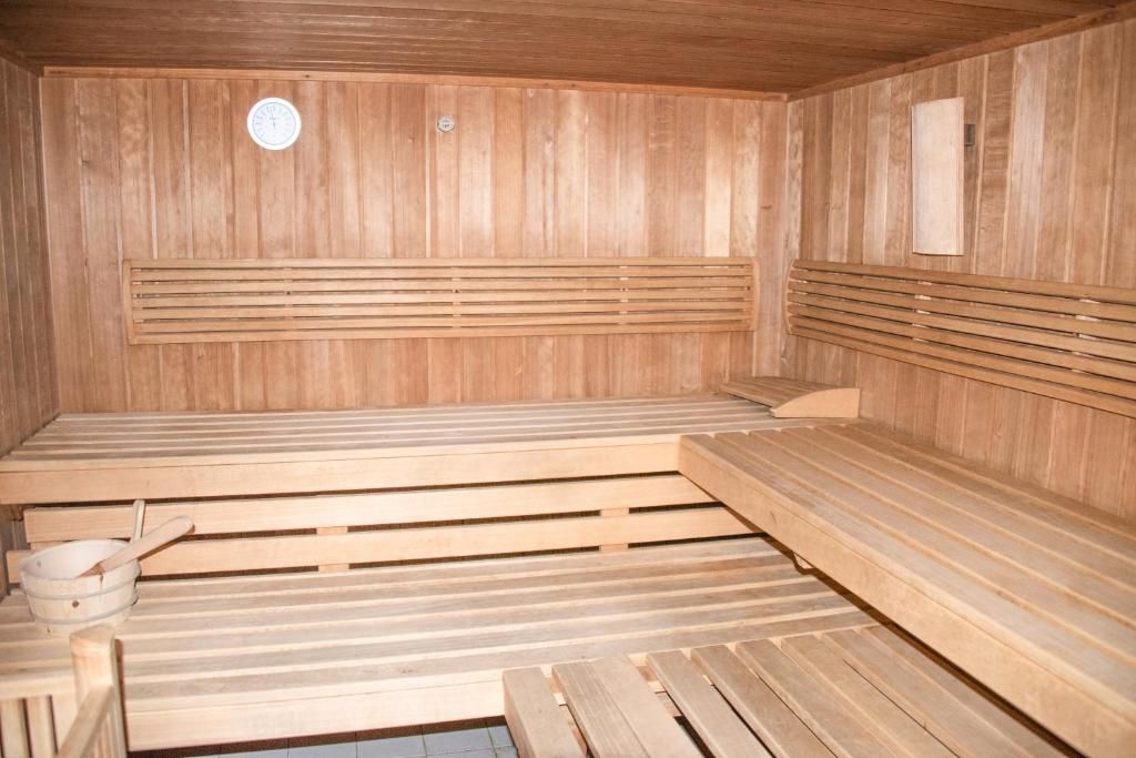 Eine Holzauszeit mit Bänken und Rippenpaneelen an der Decke.