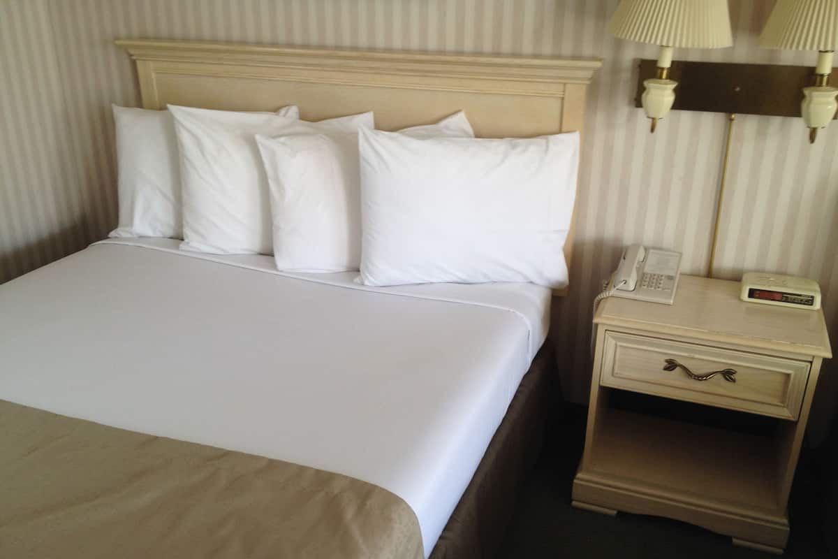 Standard Room, 1 Queen Bed | Blackout drapes, iron/ironing board, free WiFi, bed sheets