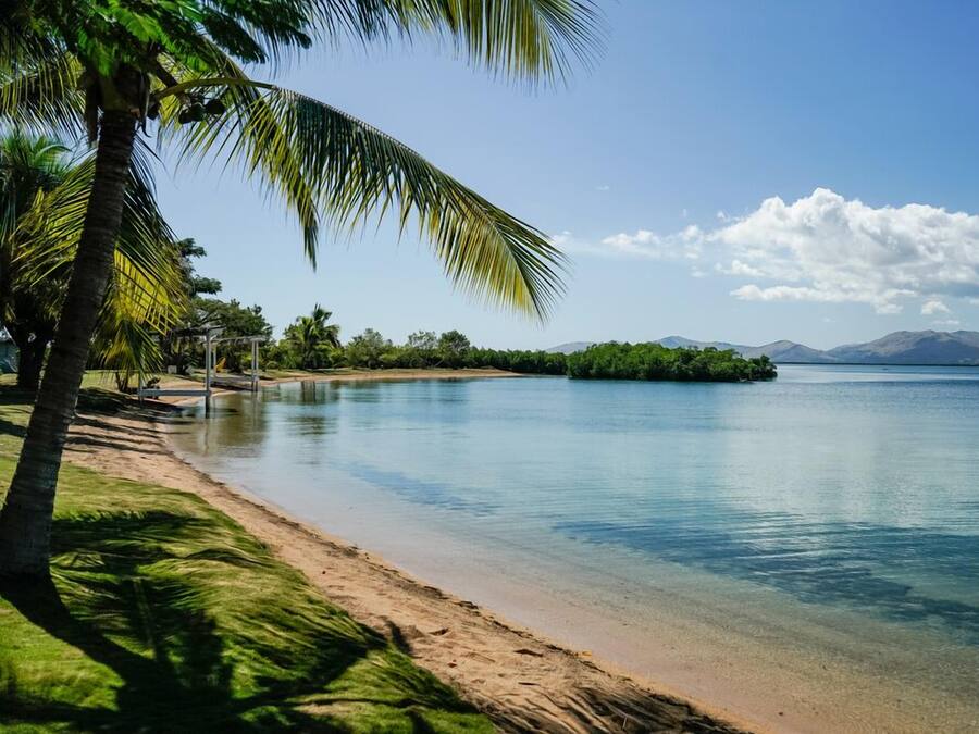 Praia particular, areia branca, barracas de praia de cortesia