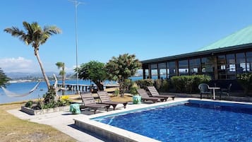 Piscine extérieure, chaises longues