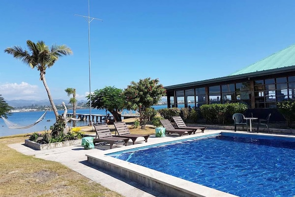 Açık yüzme havuzu, 10 ve 22 saatleri arasında açık, şezlonglar