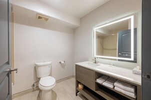 Bañera con ducha, secador de pelo, toallas, jabón