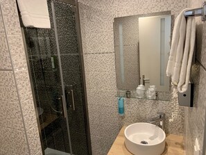 تجهيزات دش، مجففات شعر، مناشف