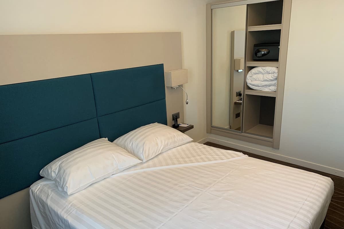 Quarto casal conforto, 1 cama Queen | 1 quarto, frigobar, cofres nos quartos, escrivaninha