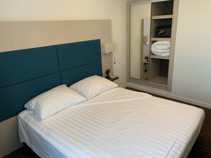 Minibar, in-room safe, desk, iron/ironing board - Admiral Hotel (Geneva)