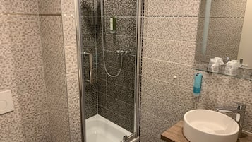 Comfort Single Room, 1 Large Twin Bed | Bathroom | Shower, hair dryer, towels