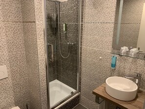 Chambre Simple Confort, 1 grand lit 1 place | Salle de bain