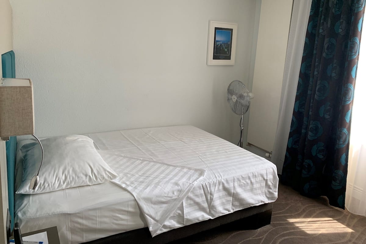1 quarto, frigobar, cofres nos quartos, escrivaninha