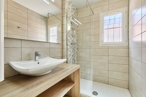 Apartment, 1 Schlafzimmer | Badezimmer | Dusche, Handtücher
