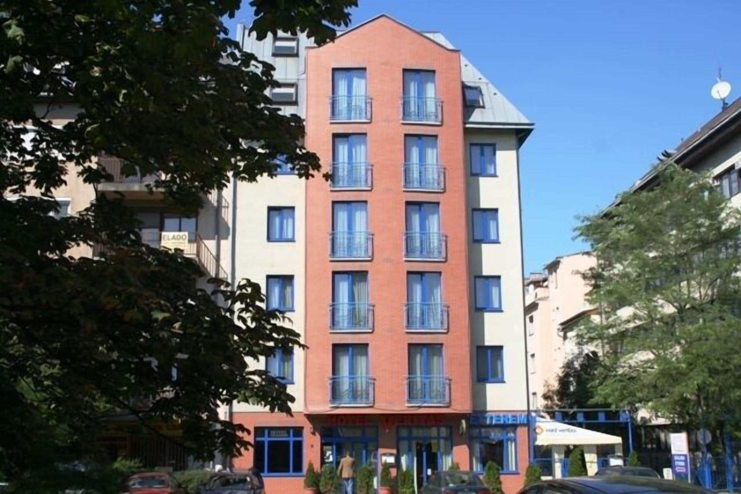 Frigobar, cofres nos quartos, cortinas blackout, quartos à prova de som