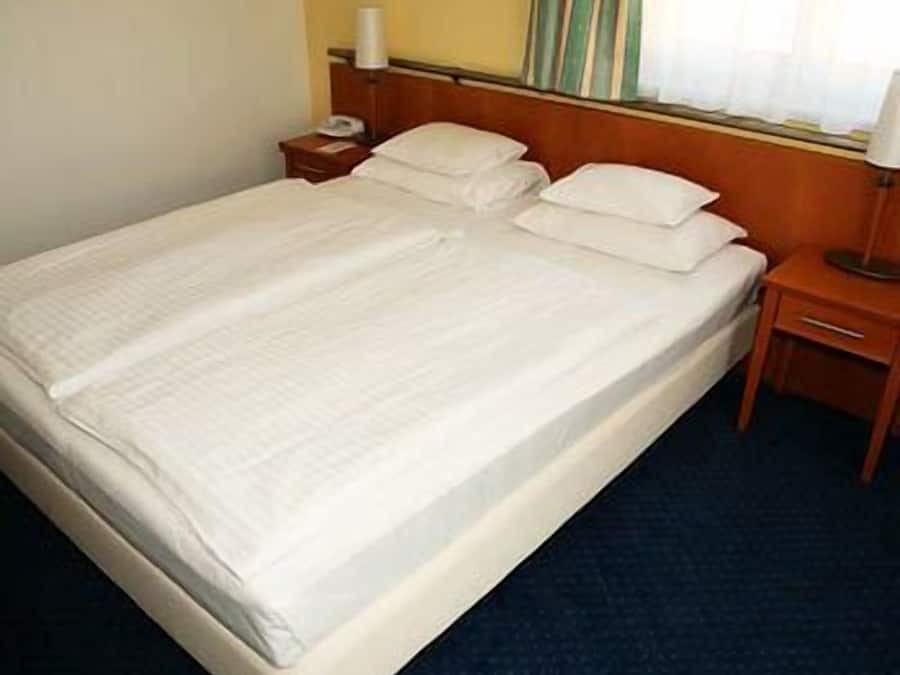 Minibar, Zimmersafe, Verdunkelungsvorhänge, schallisolierte Zimmer