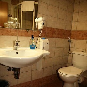 Baño | Regadera, amenidades de baño gratuitas, secadora de cabello, pantuflas