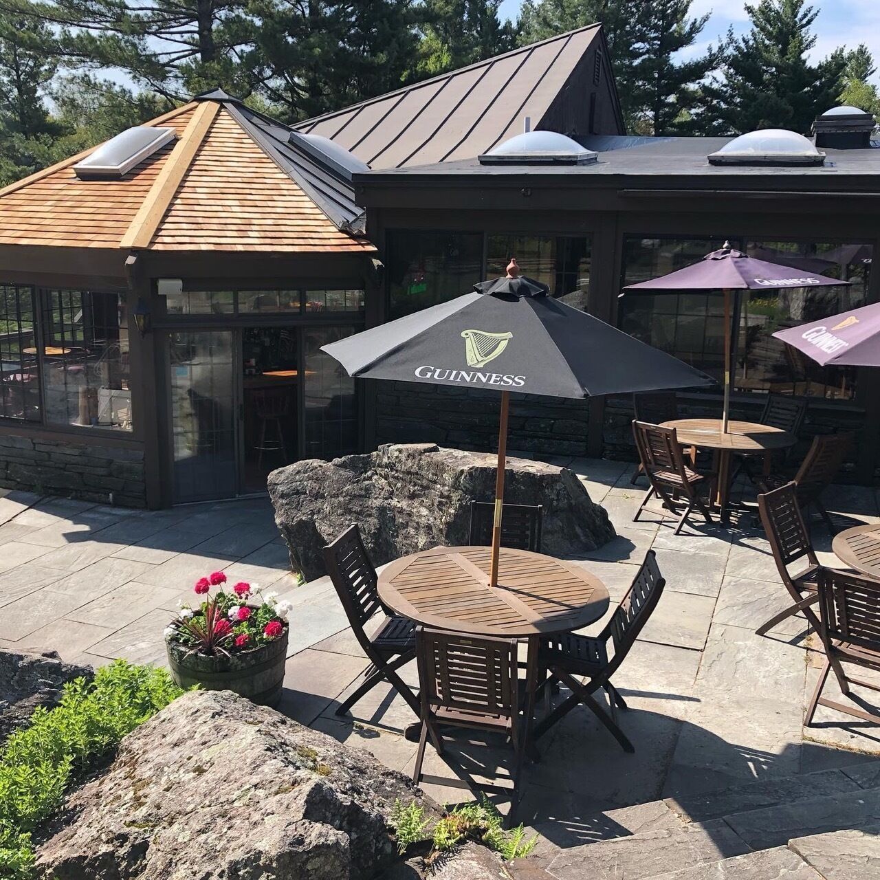 بار بجانب حمام السباحة