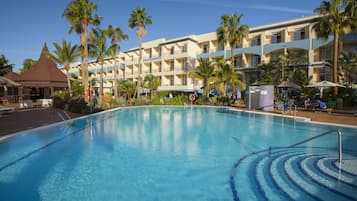 2 piscines a l'aire lliure, para-sols i gandules