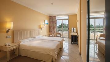 Standaard tweepersoonskamer, balkon, uitzicht op tuin | Donsdekens, een minibar, verduisterende gordijnen