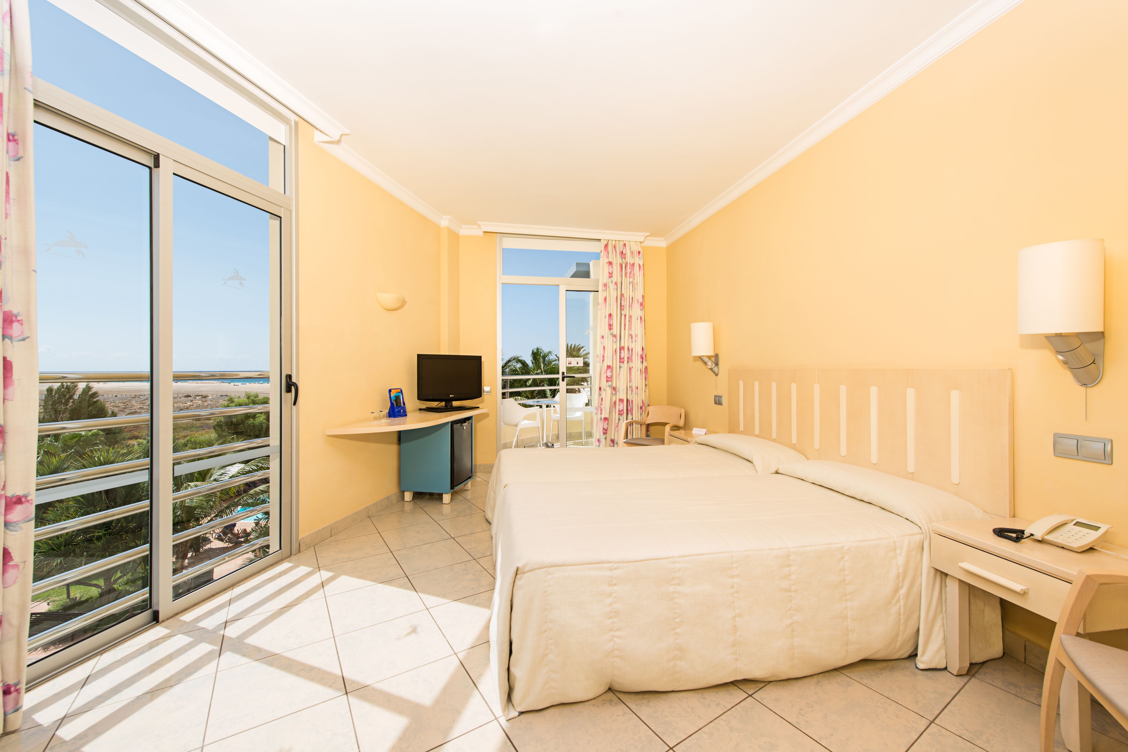 junior suite, balcony | 1 bedroom, down duvets, minibar, blackout curtains