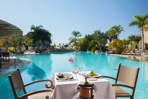 Poolside bar - Lopesan Villa del Conde Resort & Thalasso (San Bartolomé de Tirajana)