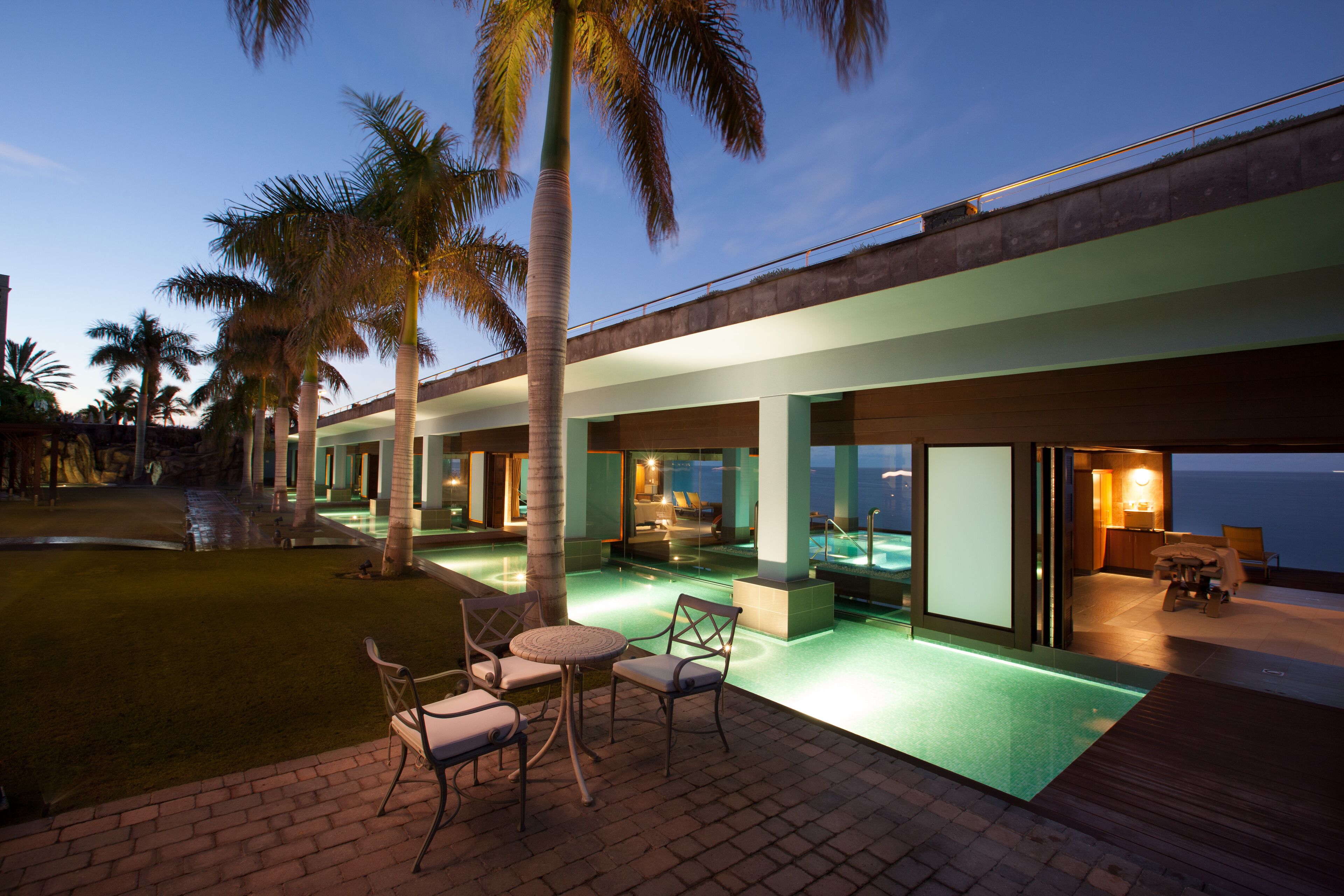 Couples treatment room(s), sauna, hot tub, steam room
