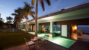 Couples treatment room(s), sauna, hot tub, steam room
