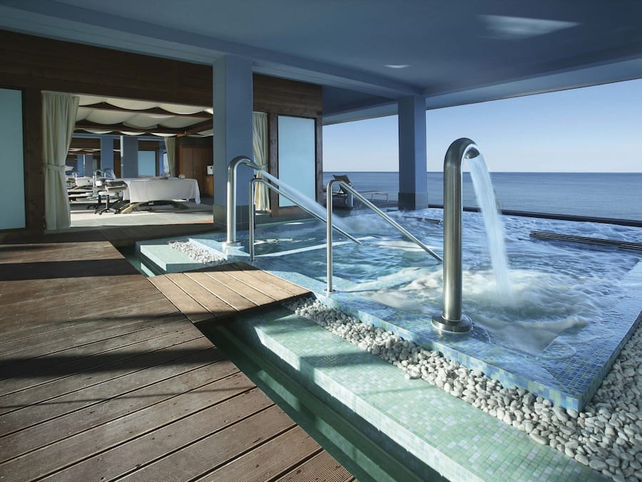 Salas de tratamiento para parejas, un sauna, una bañera de hidromasaje