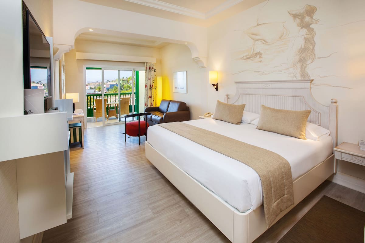 Premium bedding, down comforters, minibar, in-room safe