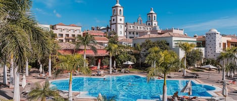 6 ulkouima-allasta, aurinkovarjoja, aurinkotuoleja