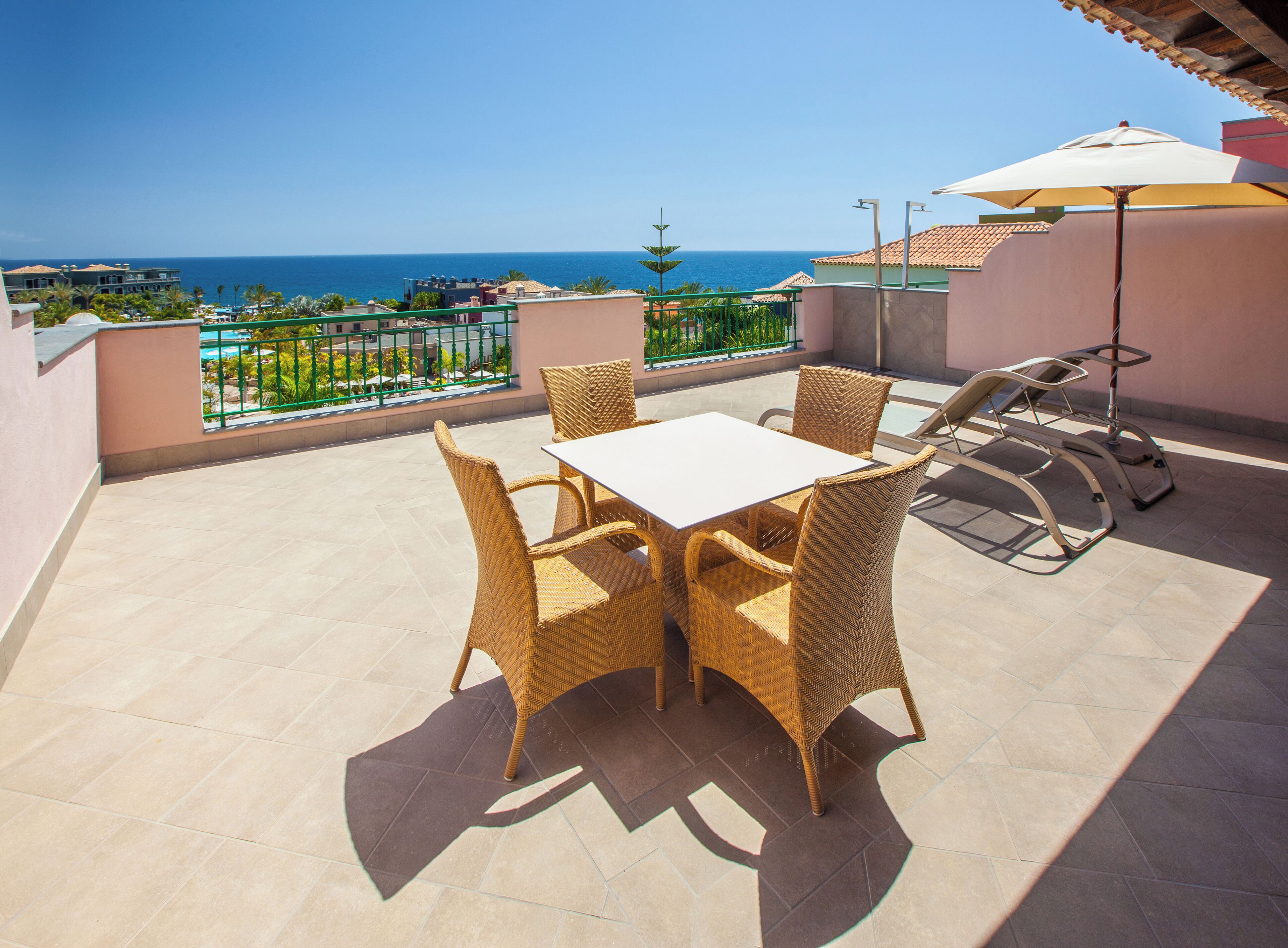 ห้องดีลักซ์ดับเบิล (Unique) | ลานระเบียง/นอกชาน