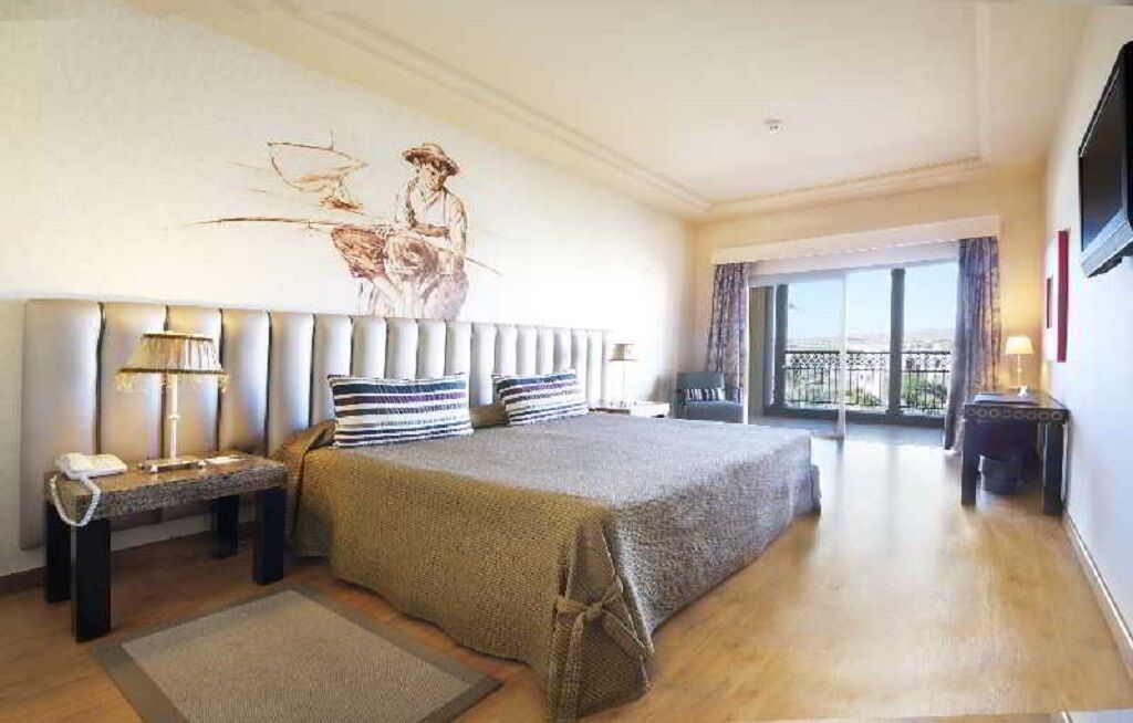 Bộ đồ giường cao cấp, chăn bông, minibar, két bảo mật tại phòng 