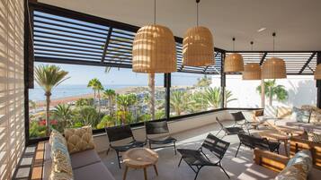 3 bars/lounges, rooftop bar