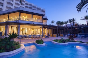 3 piscinas al aire libre, sombrillas, sillones reclinables de piscina