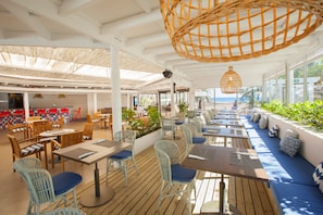 2 restaurants, spécialités Cuisine internationale