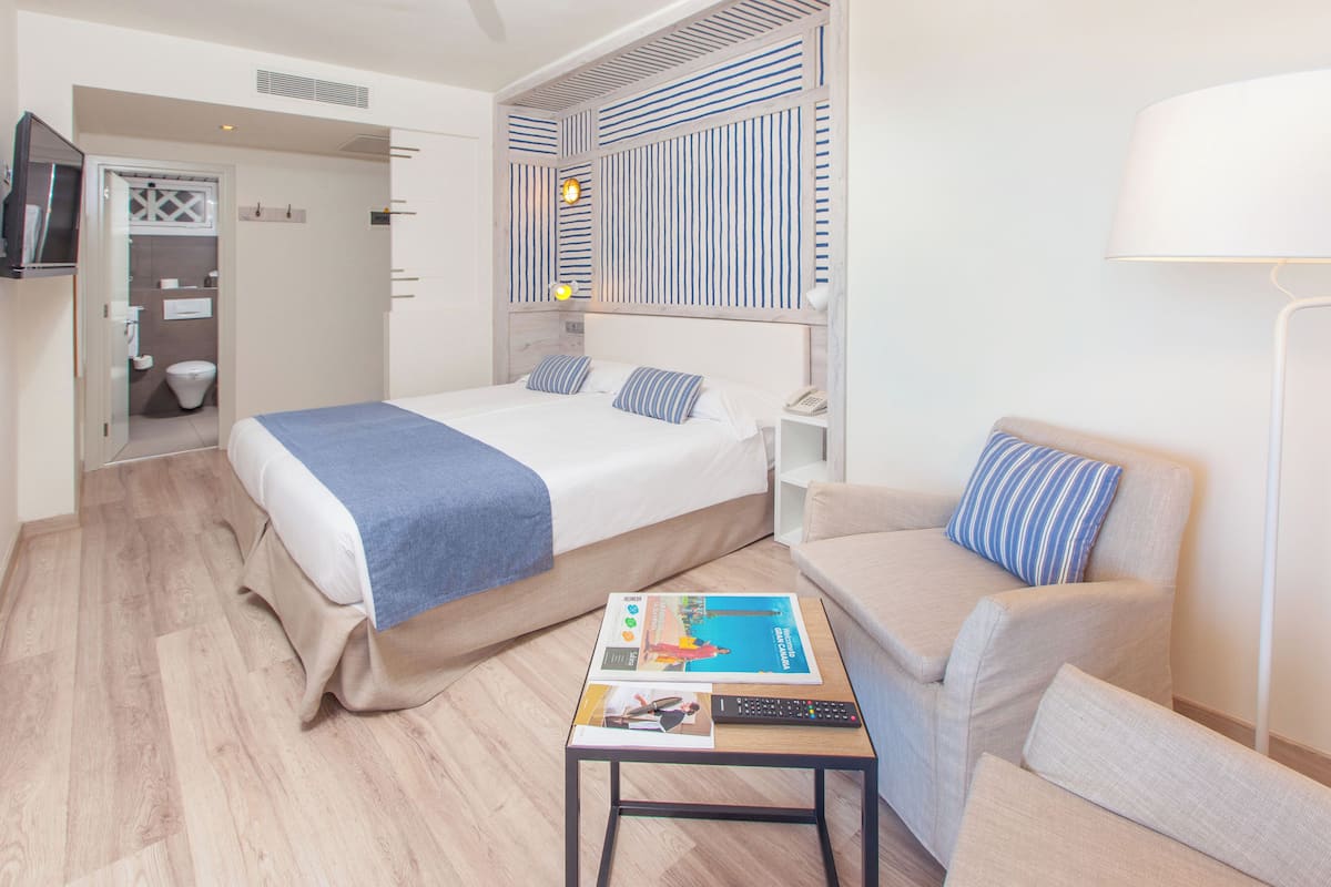 Minibar, free WiFi, bed sheets